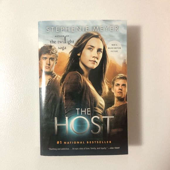 Lot of 3 Stephanie Meyer Paperback Books The Host 2013, Twilight & New Moon PB - Picture 2 of 15